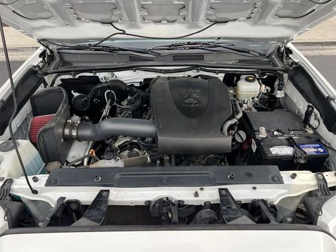 Used 2018 Toyota Tacoma TRD Off-Road w/ Technology Package image 10