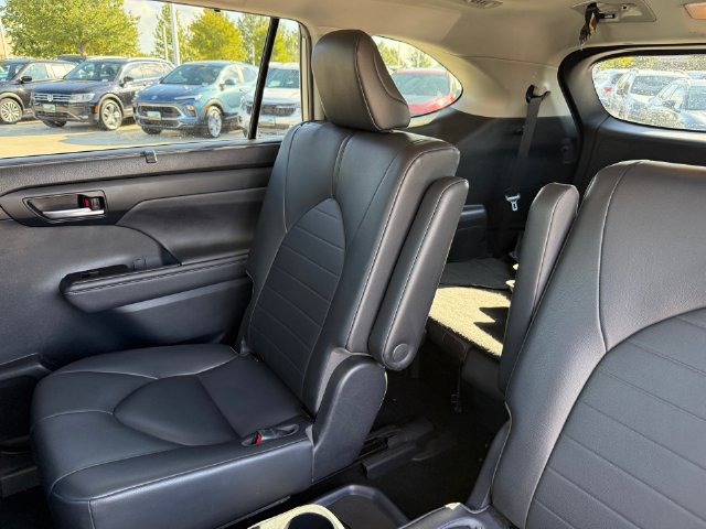 Used 2020 Toyota Highlander XLE AWD/4WD image 31
