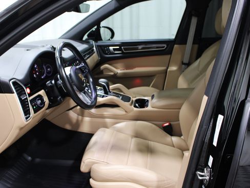 Used 2023 Porsche Cayenne Platinum Edition AWD/4WD image 3