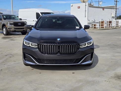 Used 2022 BMW 740i image 3