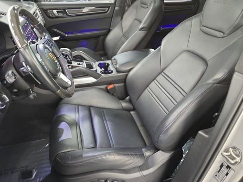 Certified 2023 Porsche Cayenne Turbo AWD/4WD image 5