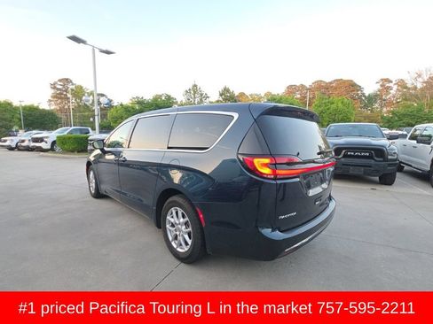 Used 2023 Chrysler Pacifica Touring-L FWD image 6