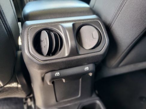 Used 2020 Jeep Gladiator Sport image 15