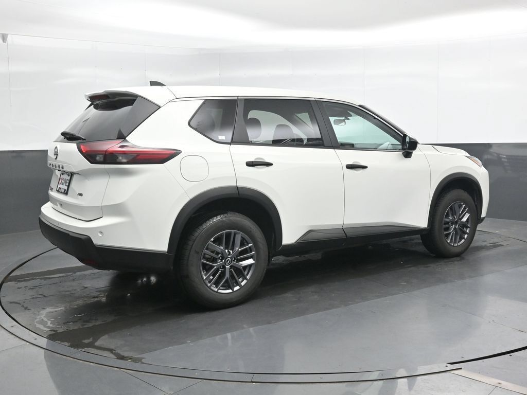 Used 2024 Nissan Rogue S AWD/4WD image 3