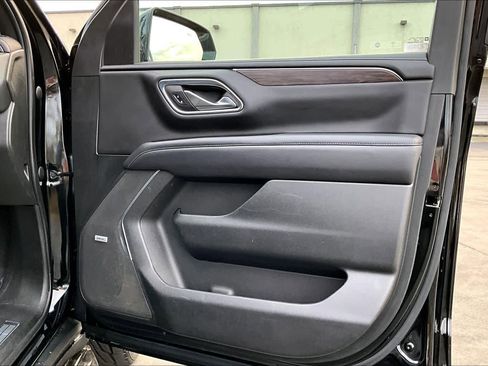 Used 2022 Chevrolet Suburban LT w/ Luxury Package image 27