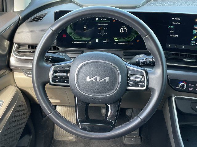 Used 2025 Kia Carnival FWD image 11