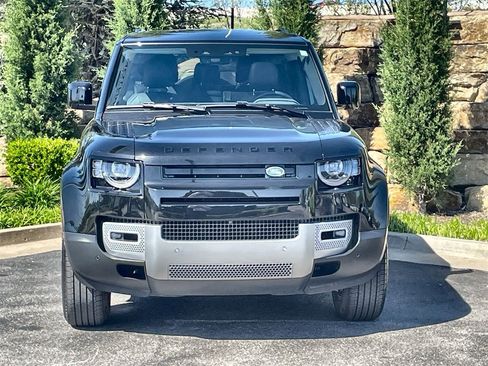 Certified 2023 Land Rover Defender 90 SE image 9