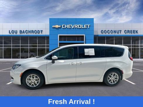 Used 2023 Chrysler Voyager LX image 5
