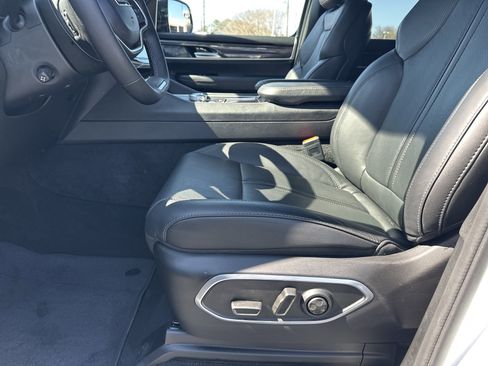 Used 2024 Jeep Wagoneer 4x4 image 11