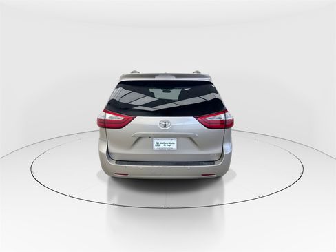 Used 2017 Toyota Sienna XLE image 7