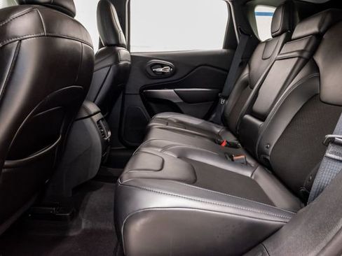 Used 2019 Jeep Cherokee Latitude Plus FWD image 25