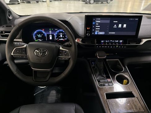 Used 2025 Toyota Sienna Limited AWD/4WD image 28