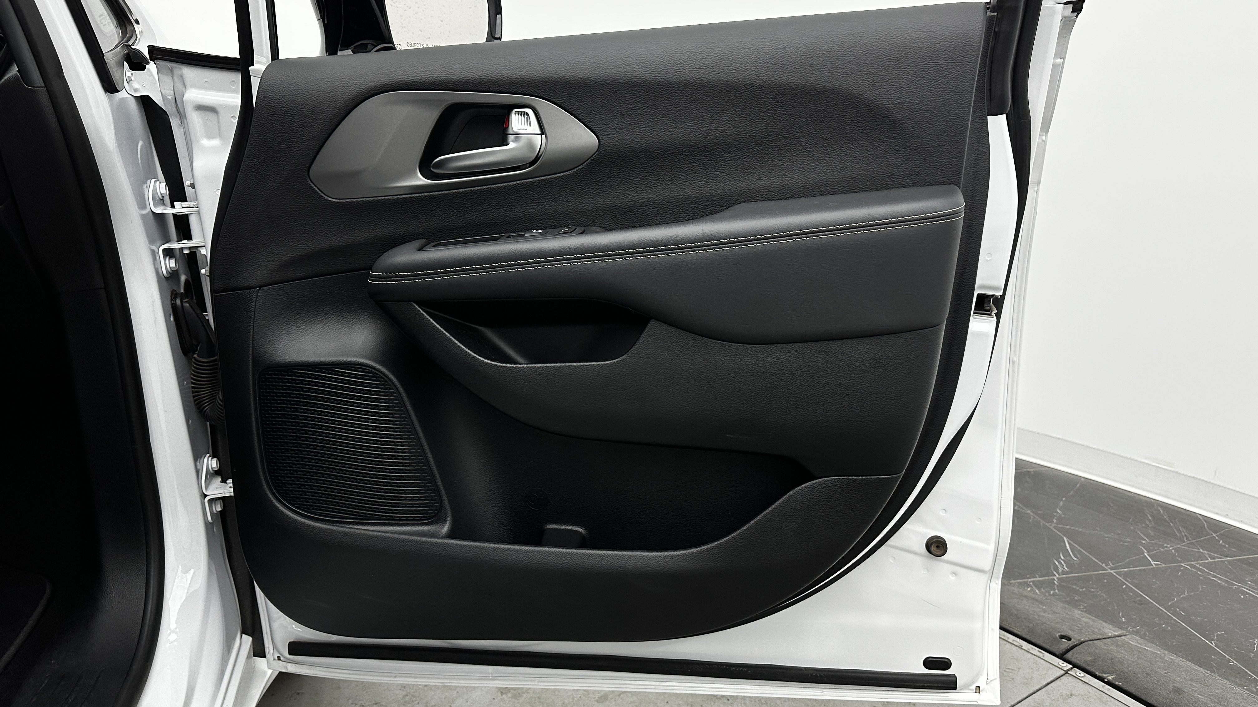 Used 2025 Chrysler Pacifica Select FWD image 35