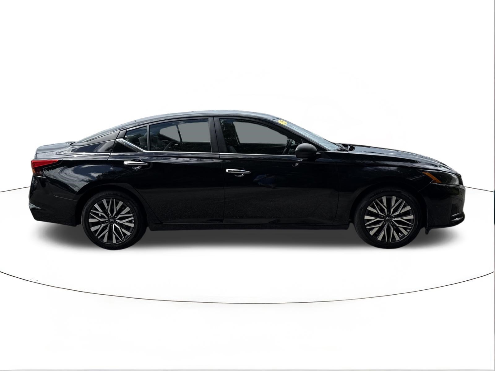 Used 2025 Nissan Altima 2.5 SV FWD image 2