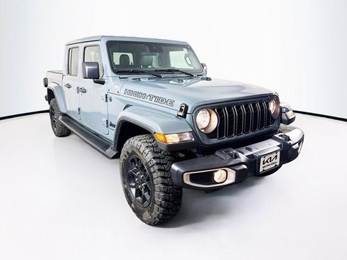 Used 2025 Jeep Gladiator Sport image 3