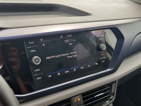 Used 2022 Volkswagen Taos SE image 21