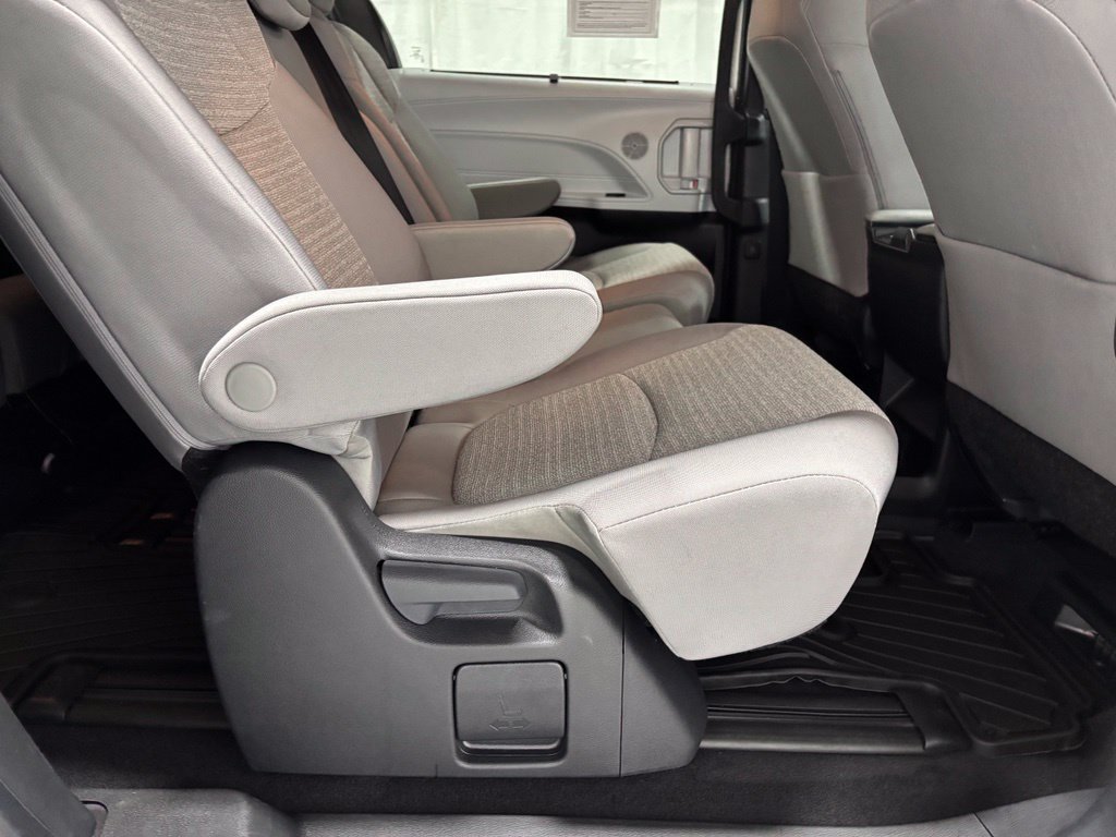 Used 2026 Toyota Sienna LE FWD image 56