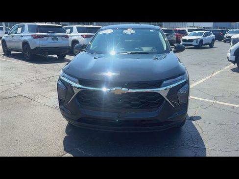 Used 2025 Chevrolet Trax LS w/ LS Convenience Package FWD image 3