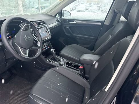 Used 2023 Volkswagen Tiguan SE w/ Panoramic Sunroof Package image 11