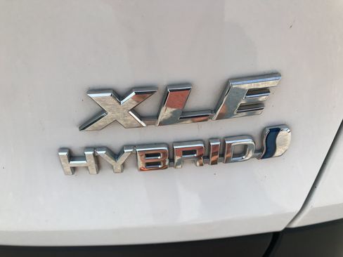 Used 2022 Toyota RAV4 XLE w/ Convenience Package AWD/4WD image 11