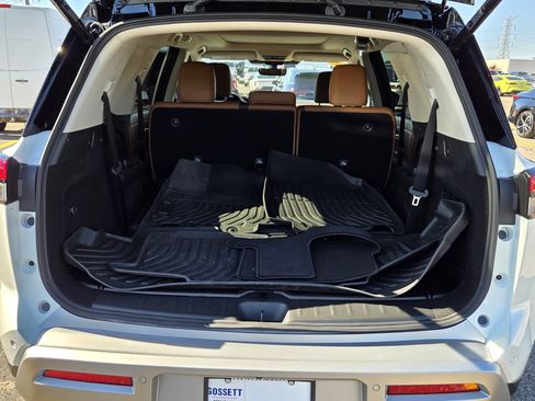 Used 2025 Nissan Pathfinder Platinum w/ Cargo Package image 8