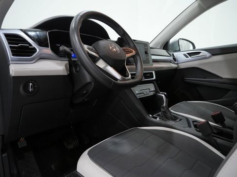 Used 2025 Volkswagen Taos SE image 11