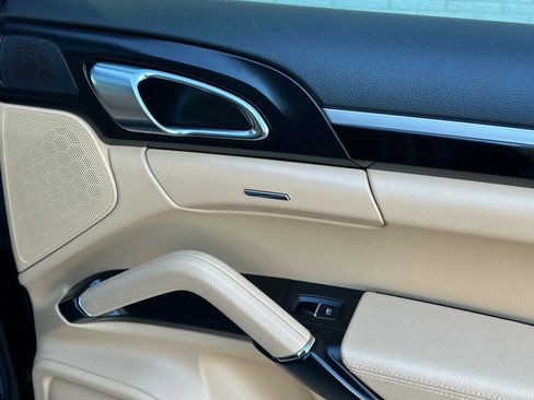 Used 2018 Porsche Cayenne Platinum Edition image 25