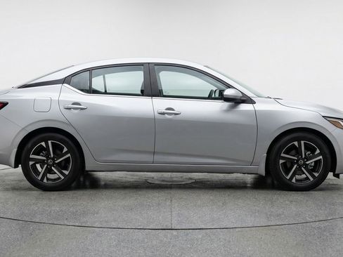 Used 2025 Nissan Sentra SV image 9