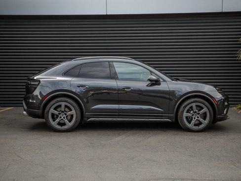 Certified 2025 Porsche Macan Turbo Electric AWD/4WD image 8