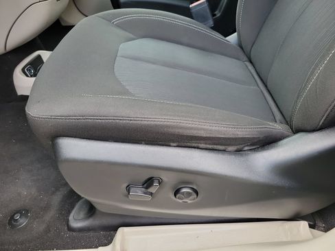 Used 2023 Chrysler Voyager LX FWD image 11