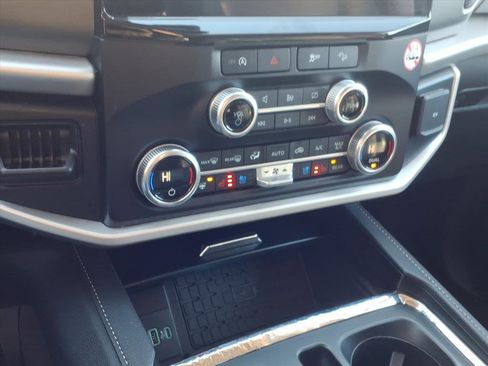 Used 2024 Ford Expedition XLT image 14