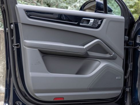 Certified 2022 Porsche Cayenne AWD/4WD image 18