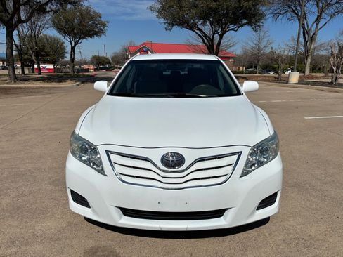 Used 2010 Toyota Camry LE image 2