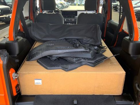 Certified 2025 Jeep Wrangler Unlimited Sahara AWD/4WD image 8