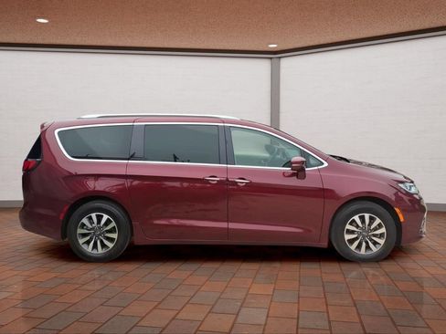 Used 2021 Chrysler Pacifica Touring-L FWD image 4