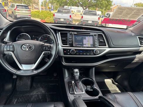 Used 2019 Toyota Highlander SE AWD/4WD image 25