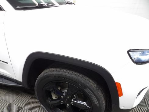 Used 2024 Jeep Grand Cherokee Limited AWD/4WD image 31