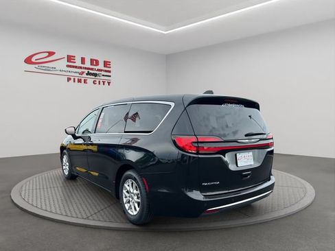 Used 2023 Chrysler Pacifica Touring-L FWD image 7