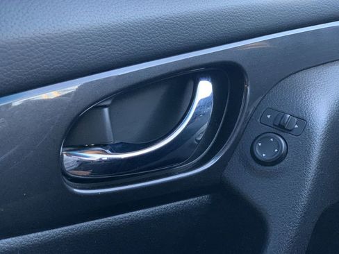 Used 2020 Nissan Rogue SV w/ Premium Package image 17