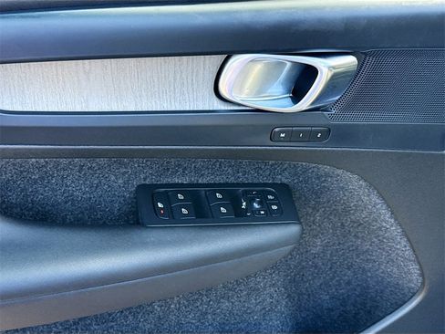 Used 2023 Volvo XC40 B5 Plus image 19