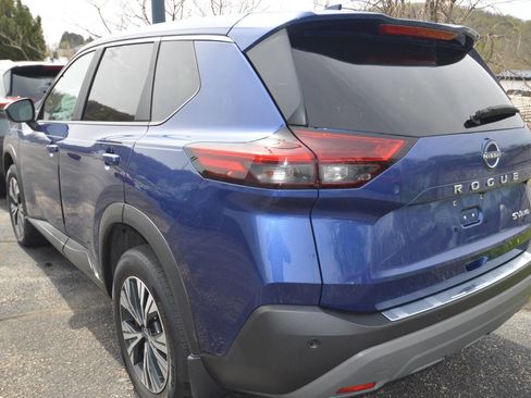 Used 2023 Nissan Rogue SV image 3
