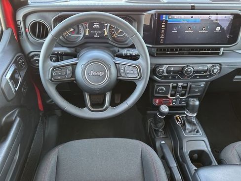 Used 2025 Jeep Wrangler Unlimited Rubicon image 13