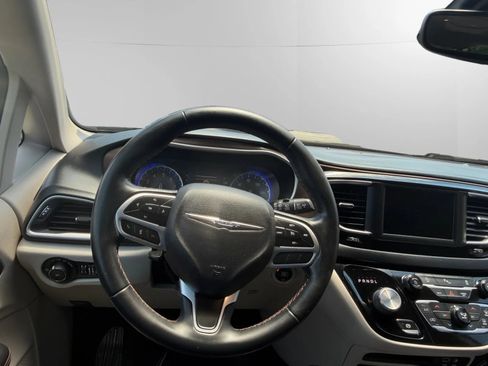 Used 2018 Chrysler Pacifica Touring-L FWD image 13