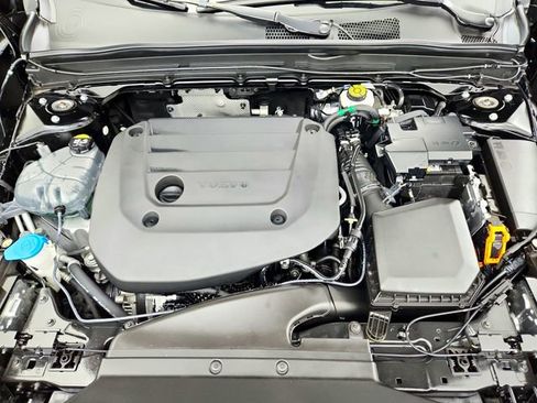 Certified 2023 Volvo XC40 B5 Ultimate w/ Climate Package image 29