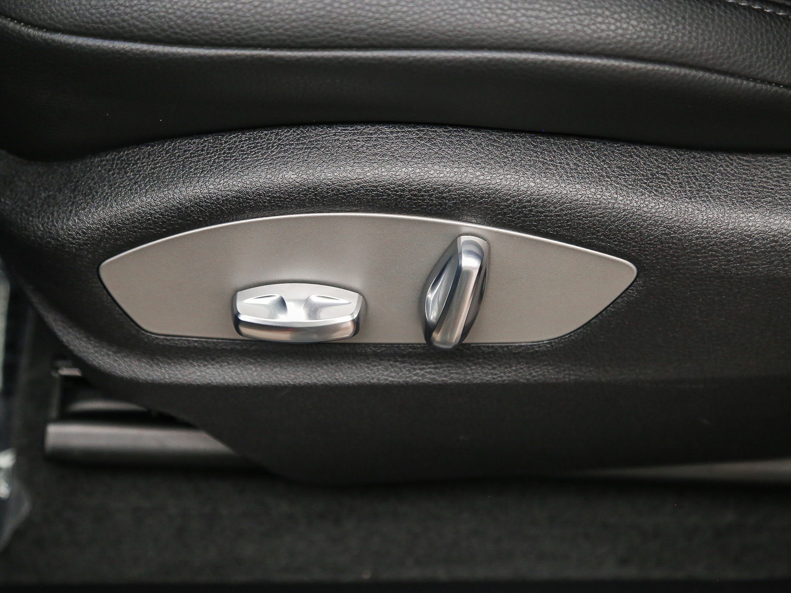Certified 2023 Porsche Macan AWD/4WD image 24