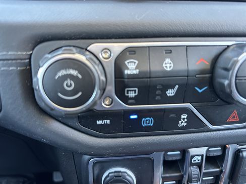 Used 2025 Jeep Wrangler Unlimited Sahara AWD/4WD image 32
