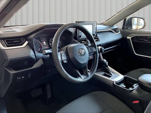 Used 2021 Toyota RAV4 LE FWD image 4