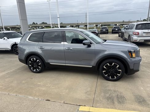 Used 2024 Kia Telluride SX w/ Towing Package FWD image 11