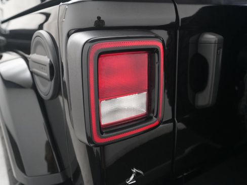 Used 2023 Jeep Wrangler Unlimited Sahara AWD/4WD image 31