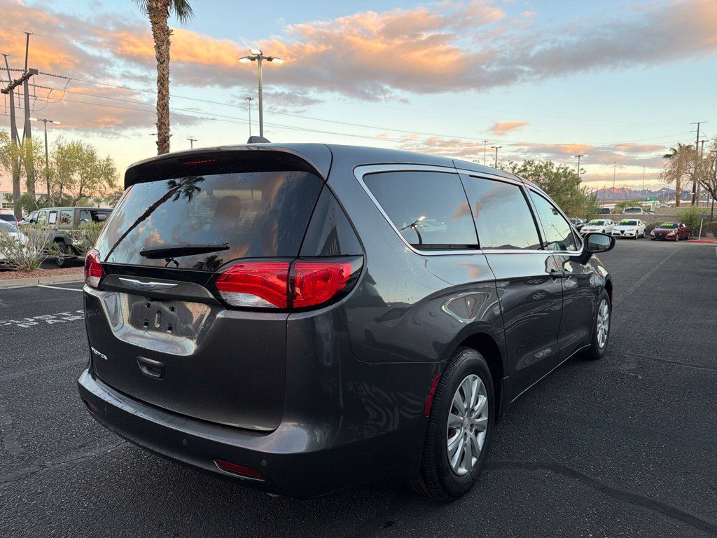 Used 2018 Chrysler Pacifica L FWD image 4